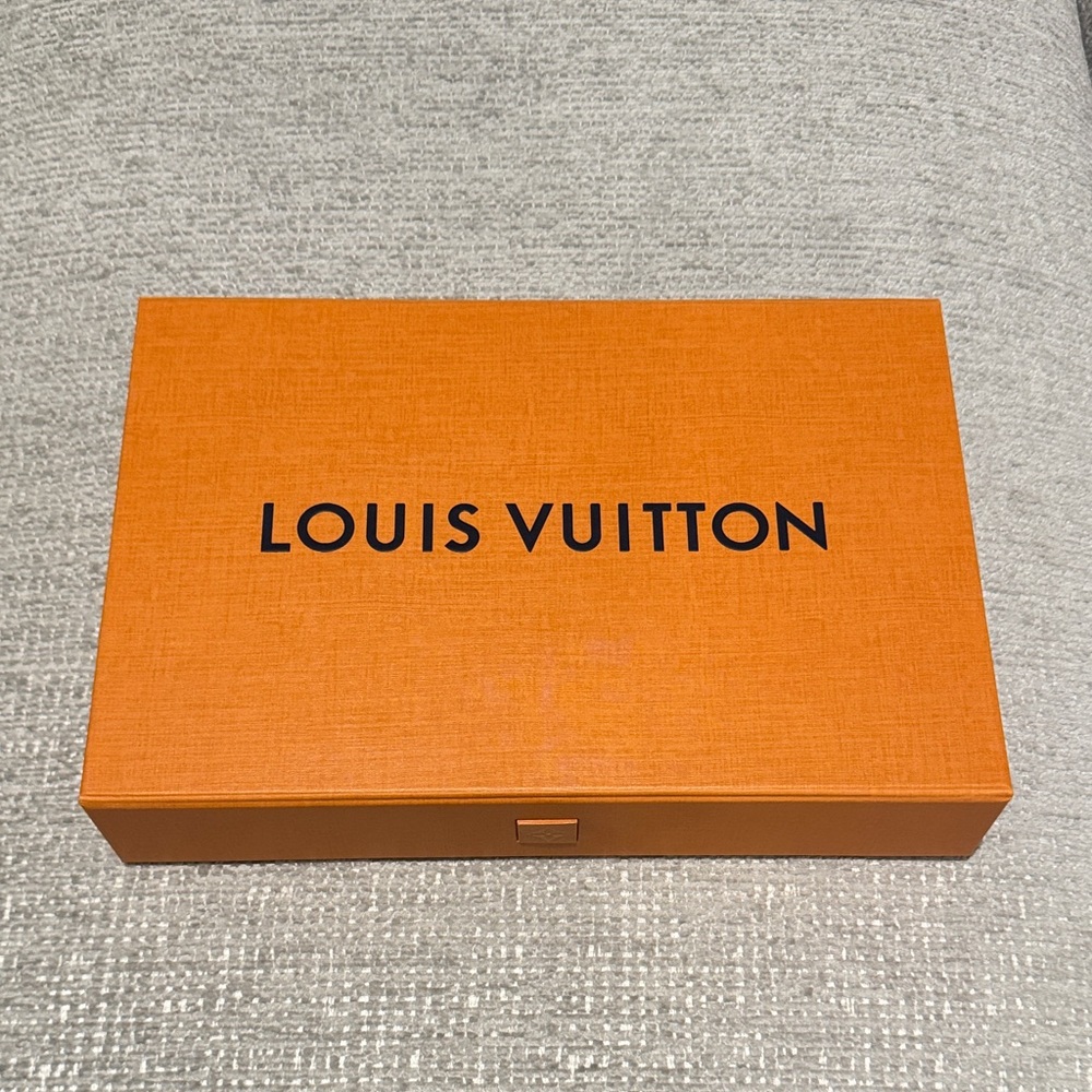 Louis Vuitton Monogram Shawl - Picture 9 of 11